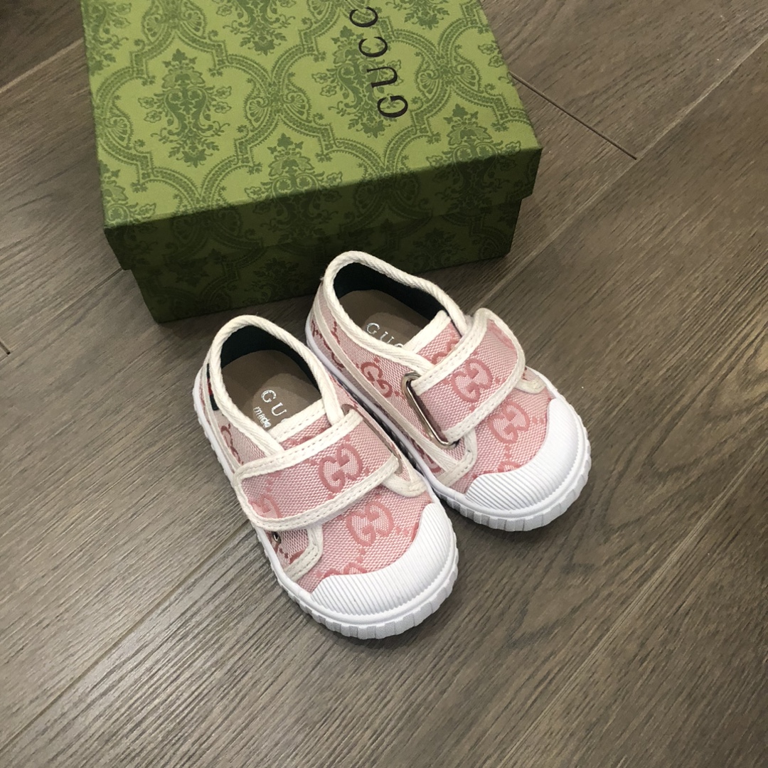 Children's shoes child